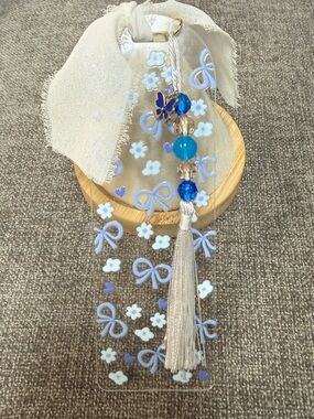 Acrylic bookmark “Blue bows” design, tassel and beads. NWOT